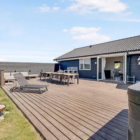 Casa de Férias New And Modern With Hot Tub Frorup