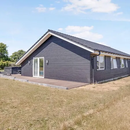 Casa de Férias New And Modern With Hot Tub Frorup