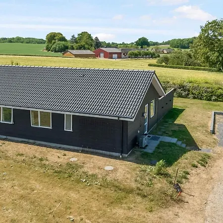 בית נופש New And Modern With Hot Tub