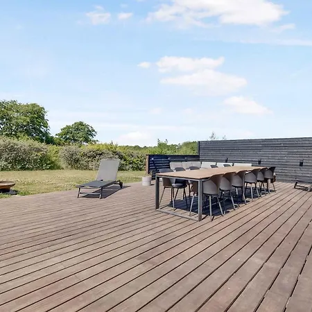 Casa de Férias New And Modern With Hot Tub Frorup