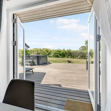 בית נופש New And Modern With Hot Tub