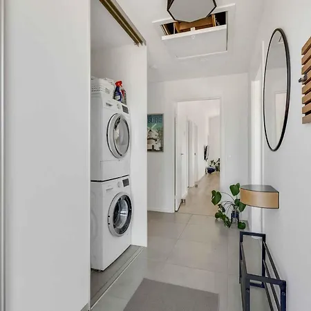 New And Modern With Hot Tub *