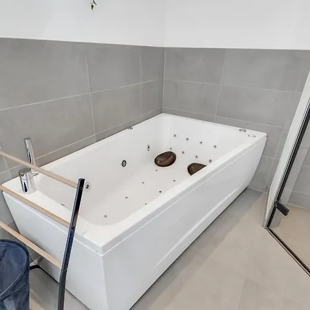 Ferienhaus New And Modern With Hot Tub Frorup