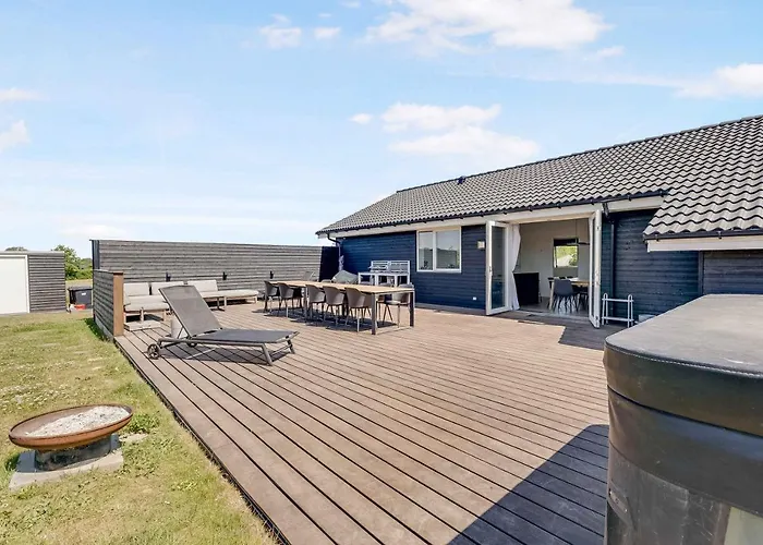 בית נופש New And Modern With Hot Tub Frorup