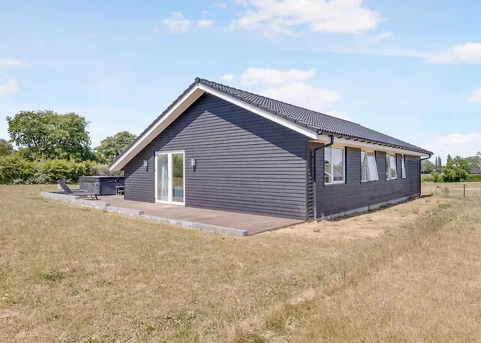 בית נופש New And Modern With Hot Tub Frorup