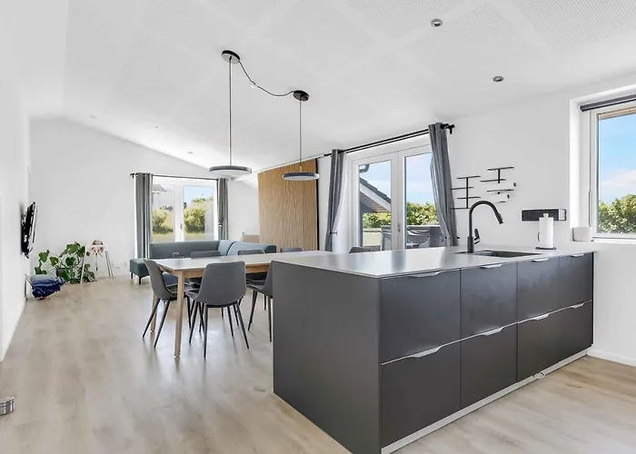 New And Modern With Hot Tub *