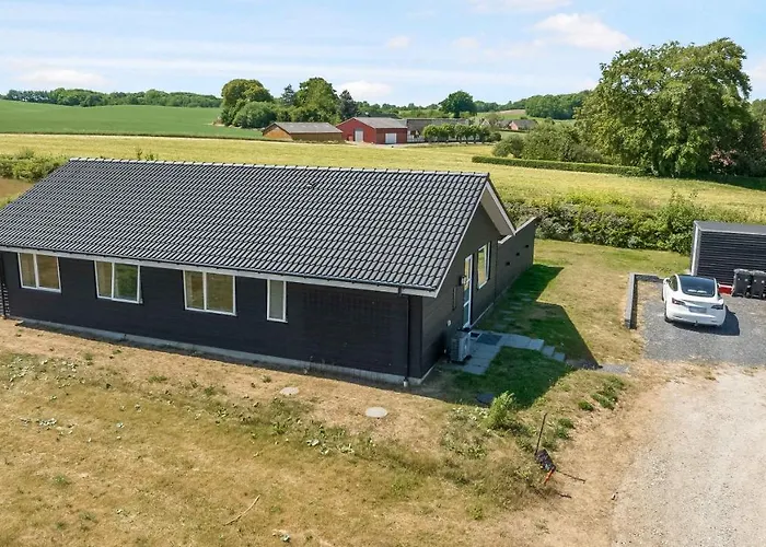 בית נופש New And Modern With Hot Tub