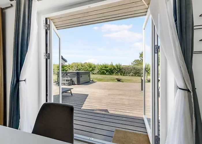 בית נופש New And Modern With Hot Tub