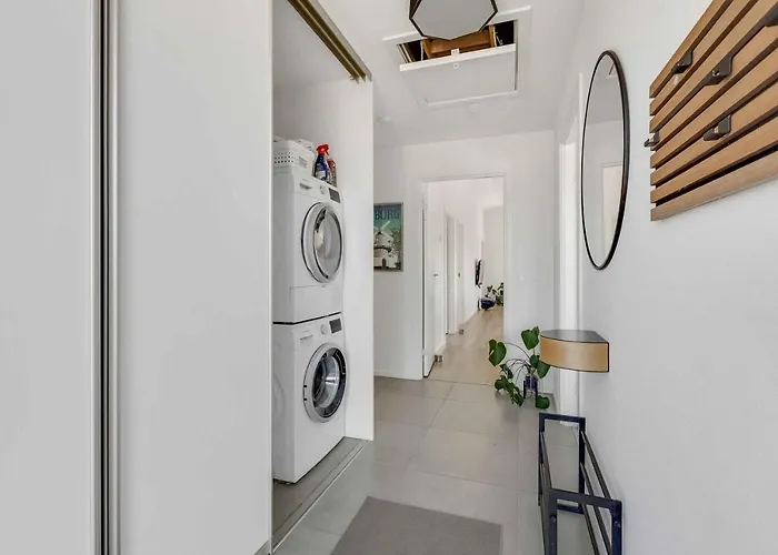 New And Modern With Hot Tub *