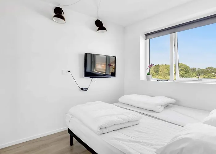 בית נופש New And Modern With Hot Tub Frorup