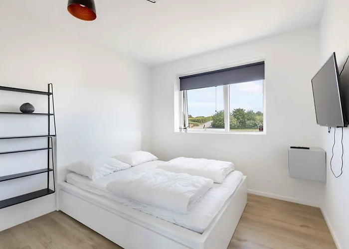 New And Modern With Hot Tub *